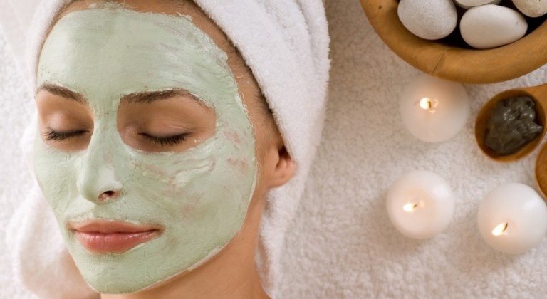 بالفيديو- تعلّمي تحضير الأقنعة الطبيعية لتفتيح البشرة والتخلّص من الشوائب.