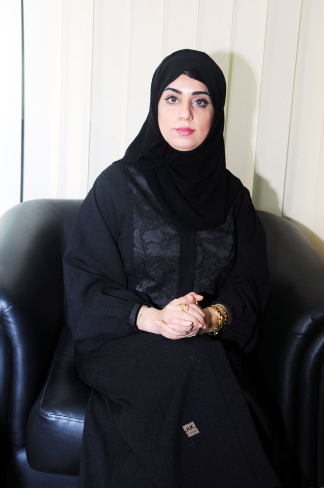 المرأة العاملة في الإمارات: تفاوت بين موظفات القطاع العام والقطاع الخاص وإجازة الرضاعة والأمومة... أبرز همومها