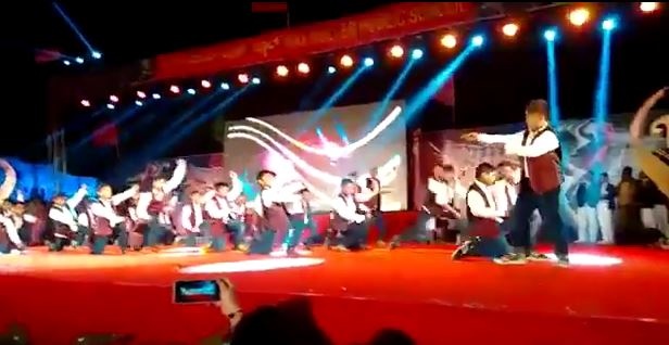 بالفيديو - لحظة سقوط رافعة عملاقة على مجموعة طلاب!