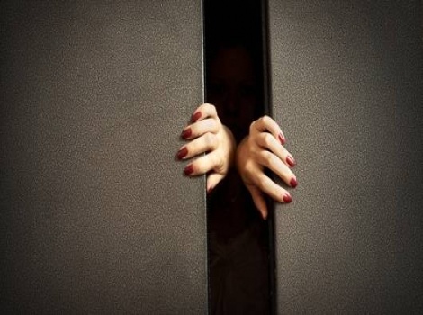 علقت في المصعد لشهر كامل.. إليكم القصة!