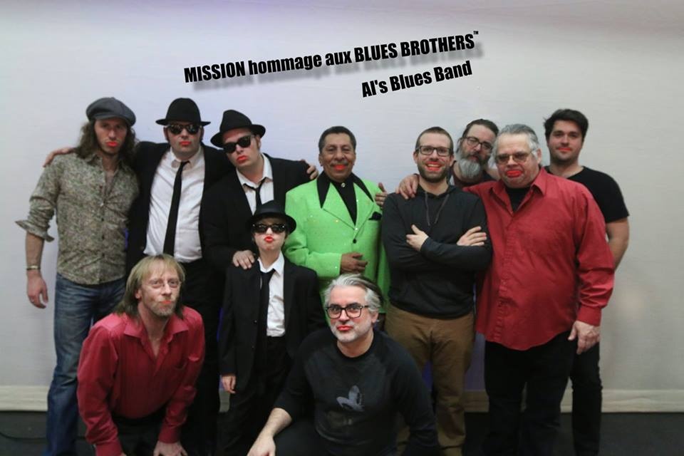 بالصور - رجال يضعون أحمر الشفاه بمناسبة يوم المرأة