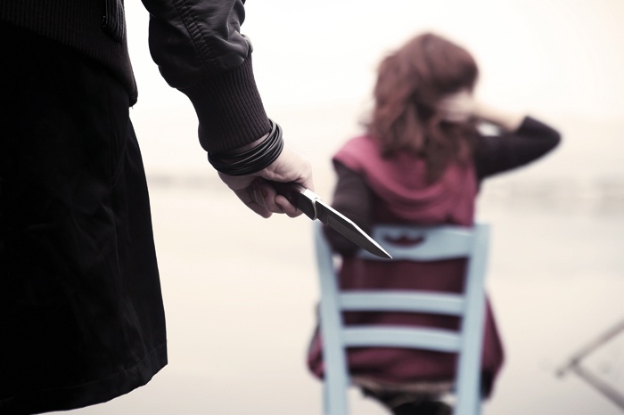 الابن المدمن يستعين بصديقه ليقتل والدته