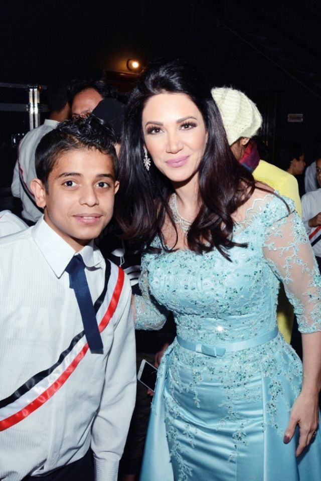 مع أحد الأطفال
