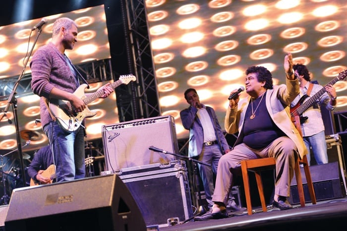 عدوية يغني جالساً ويداعب هاني عادل