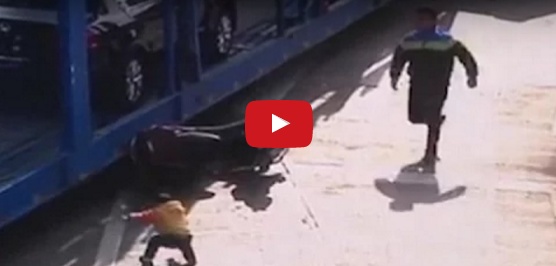 بالفيديو - شاحنة تدهس طفلةً امام والدها... شاهدوا رد فعله!