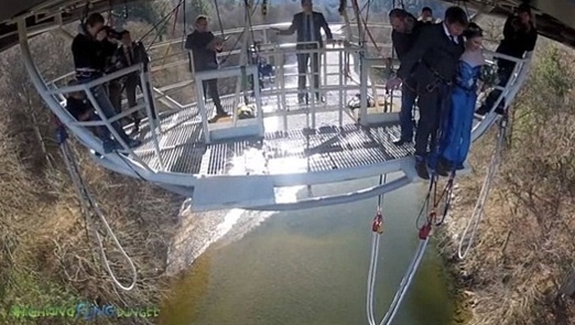 بالفيديو - عروسان يحتفلان بزفافهما بقفزة متهورة!