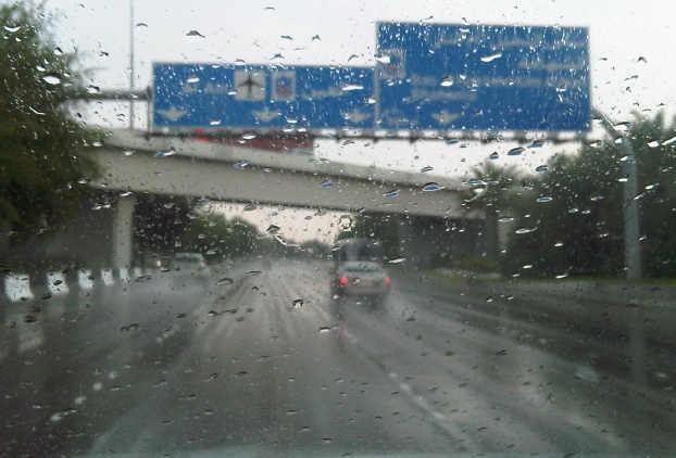 الأمطار تعلق الرحلات في مطار أبو ظبي