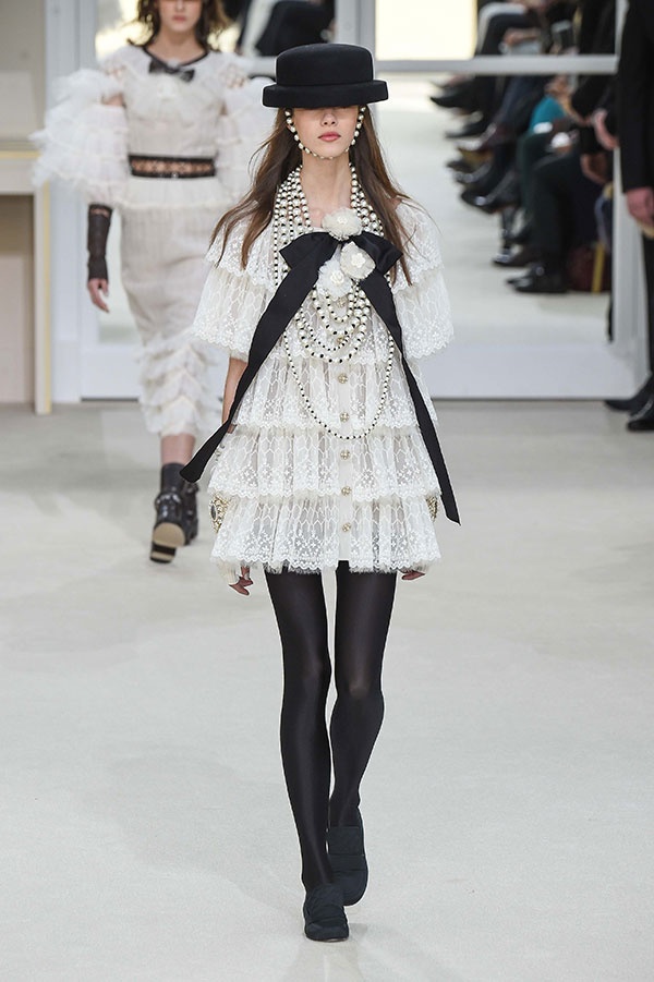 عرض Chanel لخريف وشتاء 2016/2017 من  باريس