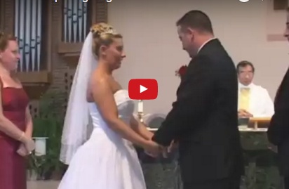 بالفيديو - عندما سقط بنطال العريس خلال الزفاف