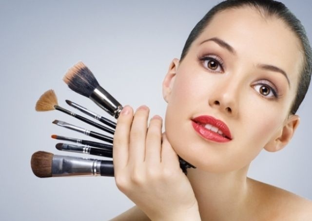 بالفيديو- تعملي كيفية تنظيف فراشي التجميل لتفادي مشاكل البشرة!