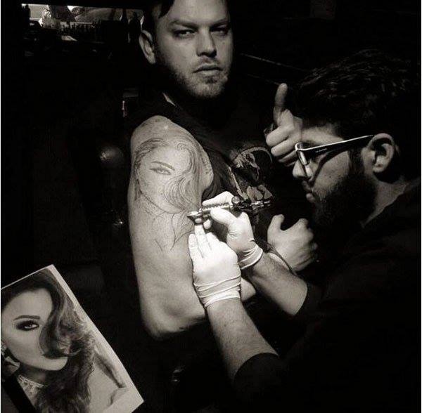 بالصور- شاهدوا مجنون هيفاء وهبي الذي حولها إلى وشم عملاق!