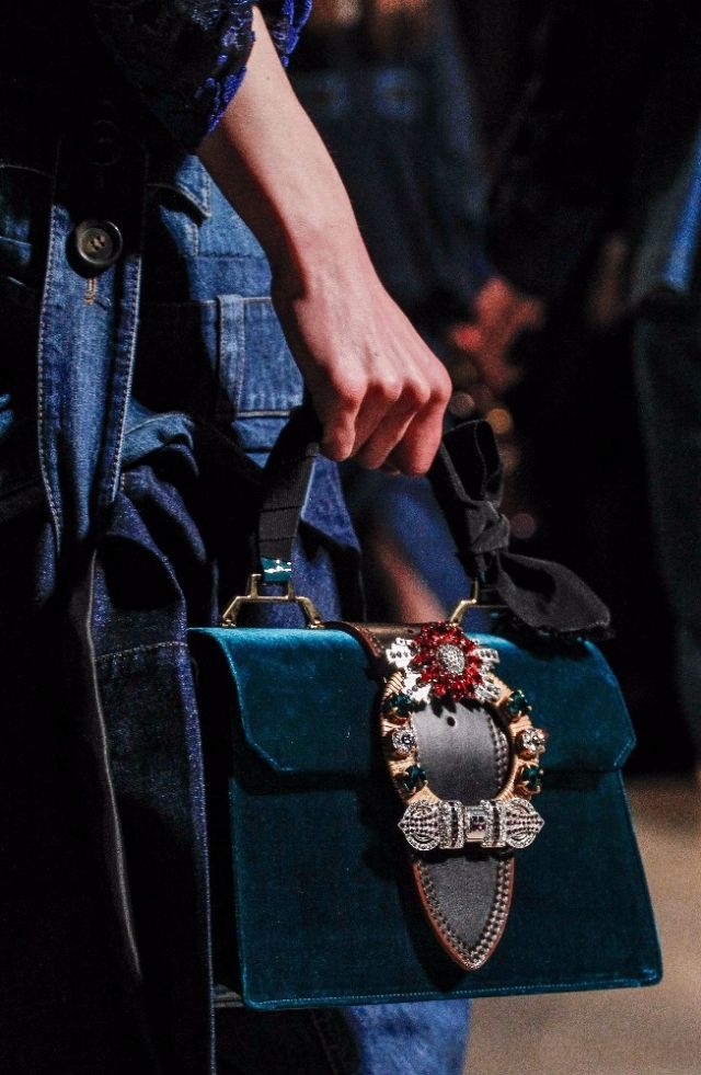 Miu Miu - الحزام تصميم استوحة منه العديد من دور الأزياء للموسم المقبل