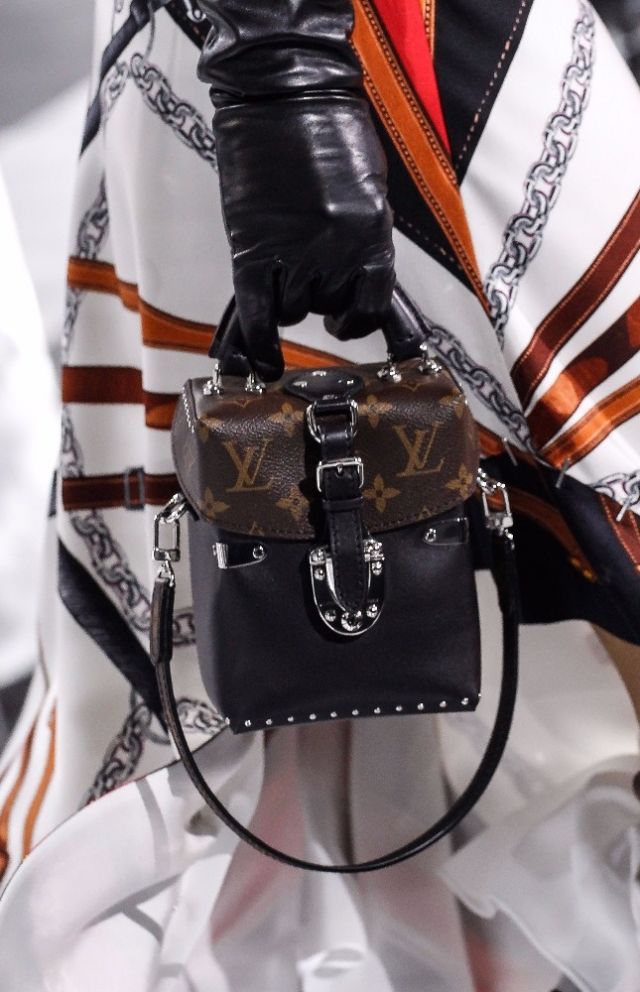 Louis Vuitton - الحزام تصميم استوحة منه العديد من دور الأزياء للموسم المقبل