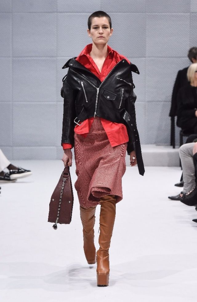 Balenciaga - السترة الجلدية لحضورٍ جامح لا يخضع لقوانين