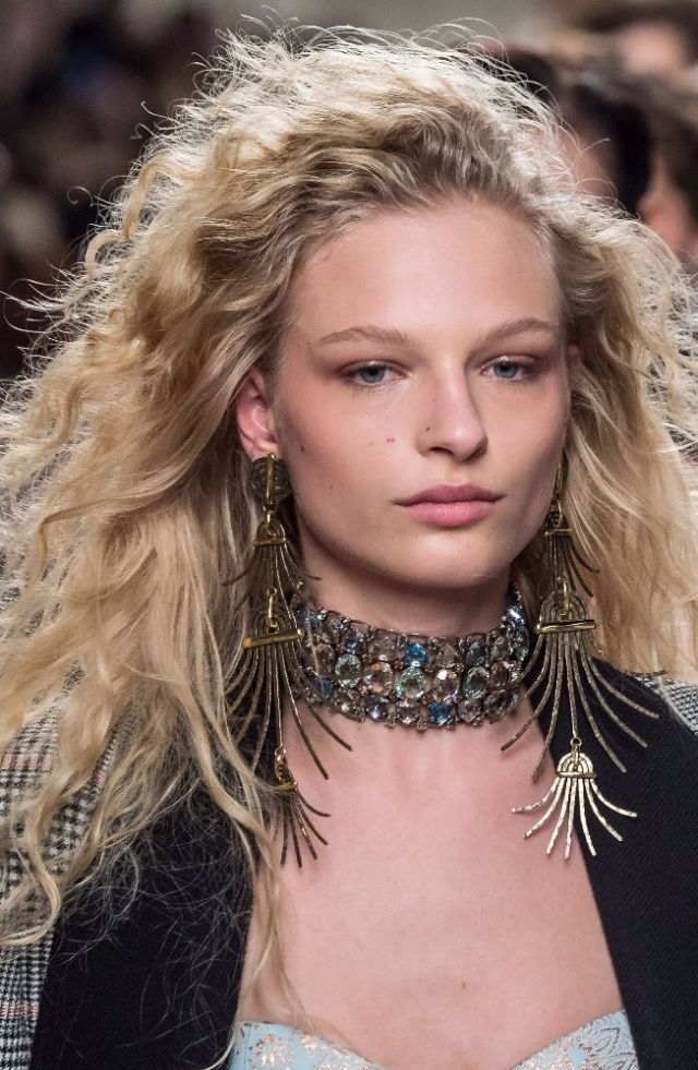 Lanvin - الفولار والعقد اللاصق من أساسيات خريف 2016