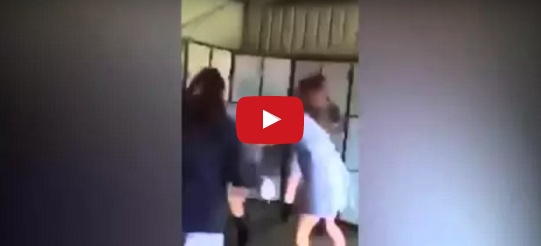 بالفيديو - مشاجرة نسائية باللكمات وشد الشعر بين طالبات مراهقات