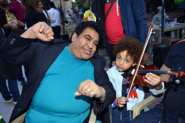 بالصور - عدوية يحتفل بعيد ميلاد ابنه وحفيده والبوم جديد مع 