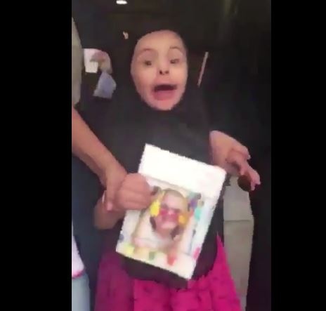 بالفيديو - طفلة مصابة بمتلازمة داون عند زيارتها للكعبة لاول مره