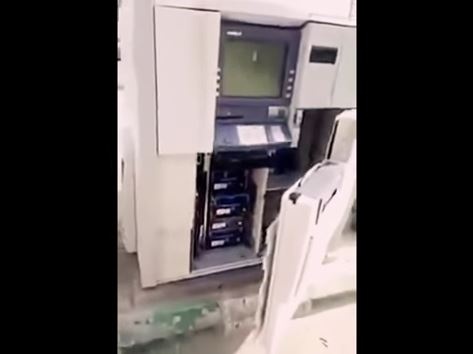فيديو غريب - سعودي يتفاجأ بماكينة صراف مفتوحة.. شاهدوا ماذا فعل!
