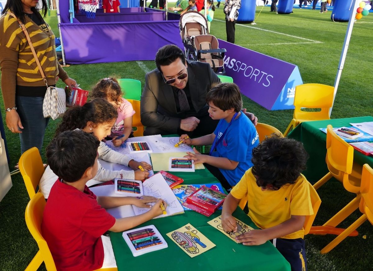 رضا العبدالله يشارك أطفال 