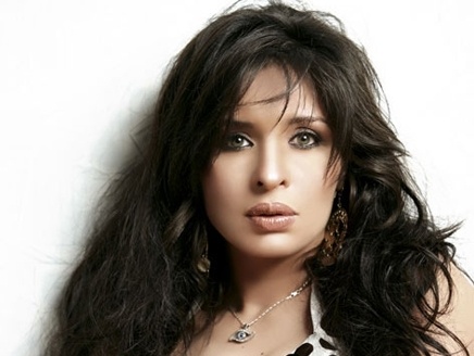 خاص لها- دينا تتحدث عن الإعلامي الذي اهان كرامتها... وما موقفها من التصالح معه؟