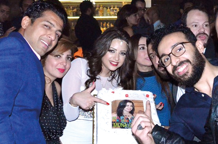 محمد رجب وكاريكا وياسمين جمال يحتفلون بعيد ميلاد منى فاروق