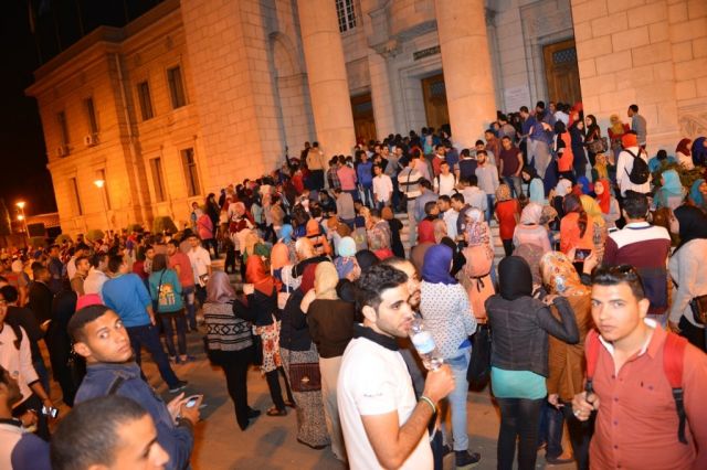 بالصور- في حفلة هاني شاكر مشادات بين الطلاب والأمن وتحطم البوابات