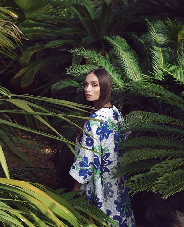 فستان من الحرير المطبع بالأزهار باللونين الأزرق والأخضر من Victoria by Victoria Beckham.