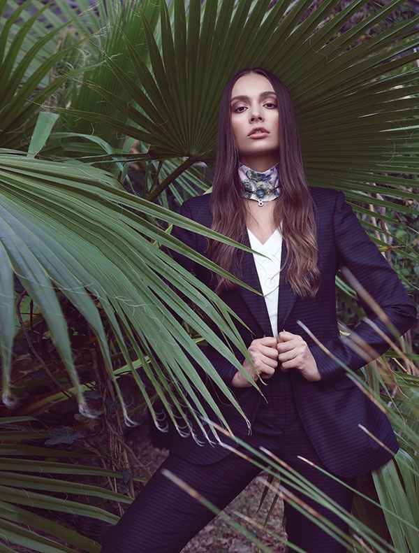 بذلة وتوب من الجلد الأبيض مع ياقة إضافية حول العنق. الكل من Dior.
