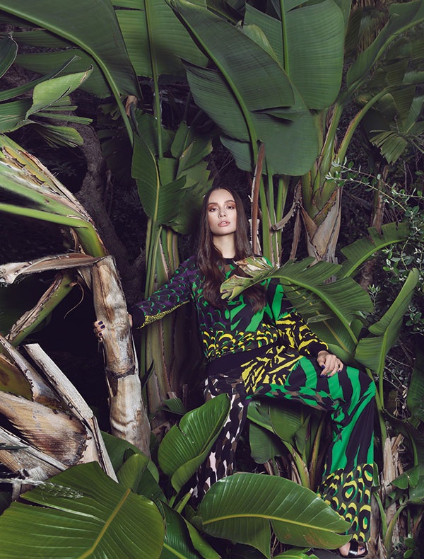 سروال من الحرير وكنزة مطبعة بنقوش الأدغال من Versace. حذاء من Santoni.
