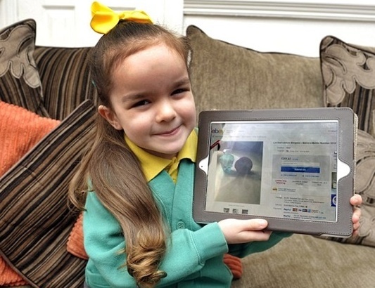 بالصور - هكذا باعت طفلة لعبتها عبر الانترنت!