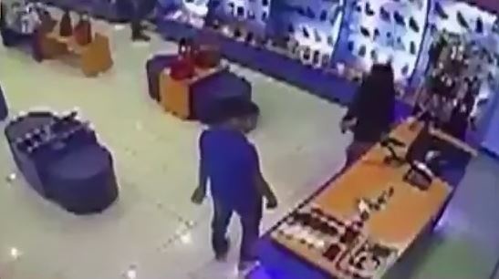 بالفيديو – شاب يتحرش بفتاة سعودية.. وهيئة الأمر بالمعروف تبحث عنه