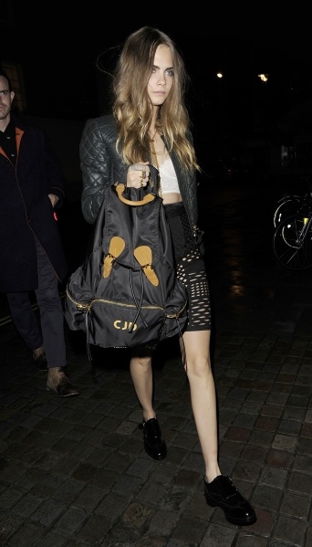 كارا دولوفين تحمل حقيبة Burberry whilst