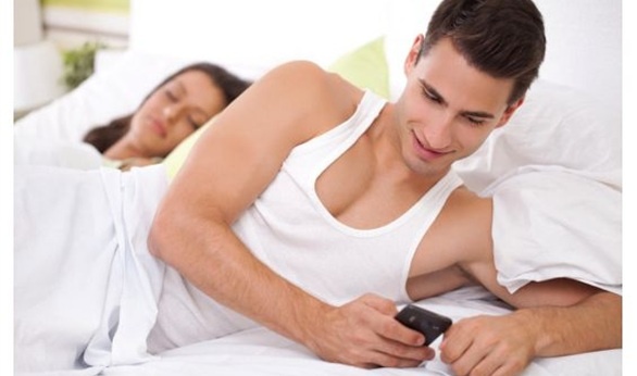 مؤشرات بسيطة تدل على خيانة زوجك.. تعرفي عليها!