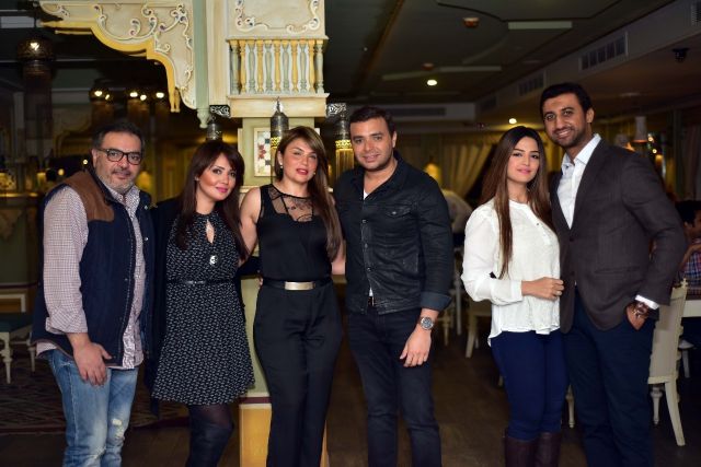 رامي وزوجته مع الاصدقاء