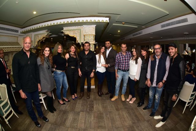 رامي يتوسط ضيوفه