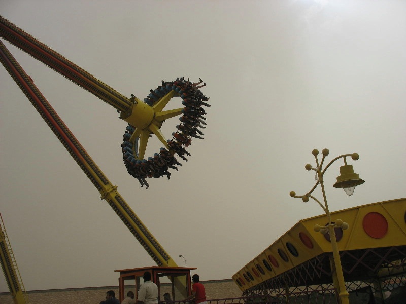 فيديو مروع - وفاة فتاة بعد سقوطها من لعبة في مدينة ملاهي!