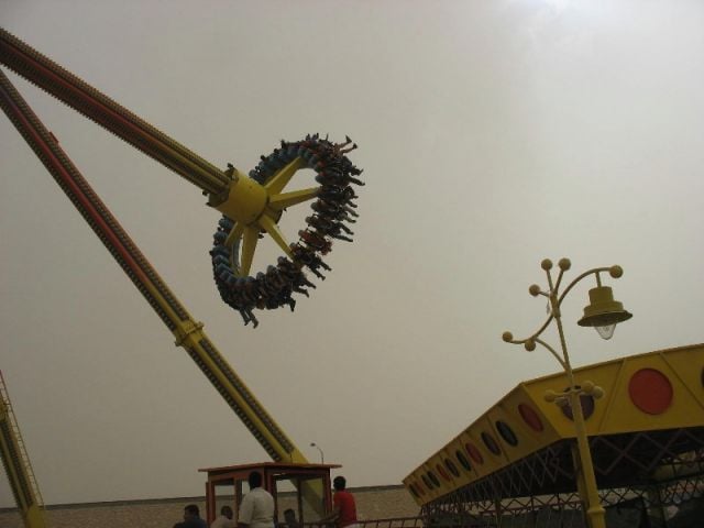 فيديو مروع - وفاة فتاة بعد سقوطها من لعبة في مدينة ملاهي!