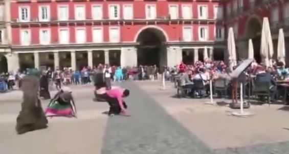 فيديو حزين – شاهدوا ماذا فعل جمهور هولندي بلاجئات محجبات للسخرية منهن!