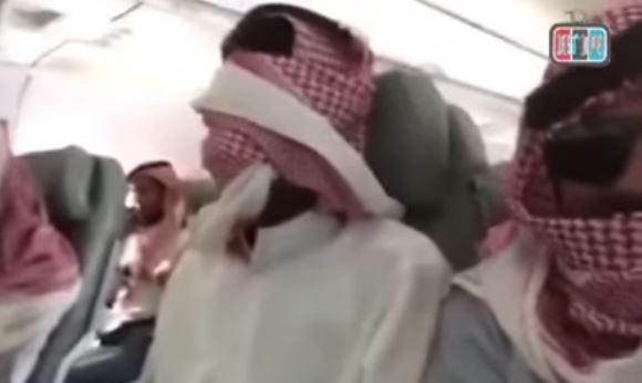 فيديو طريف - شاهدوا رد فعل سعودي يركب الطائرة لأول مرة