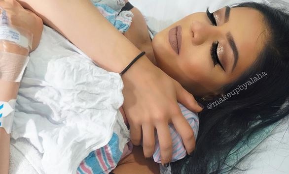 بالصور – إمرأة تضع الماكياج أثناء الولادة بمساعدة زوجها!