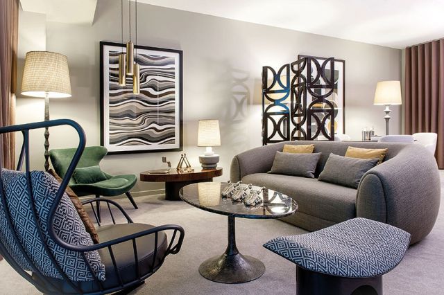 مجموعة من المبتكرات بينها مقعد فيدي وكنبة بينيلوب مع طاولة بيضوية الشكل يزينها عنصر للإضاءة