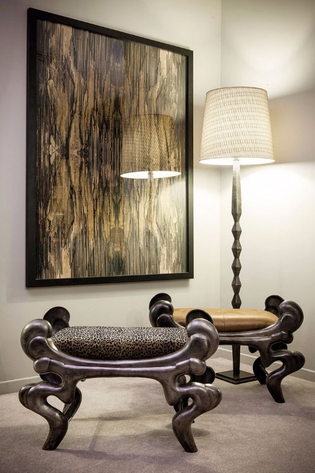 مقاعد صغيرة بقاعدة من الخشب تحمل طابعاً عرقياً