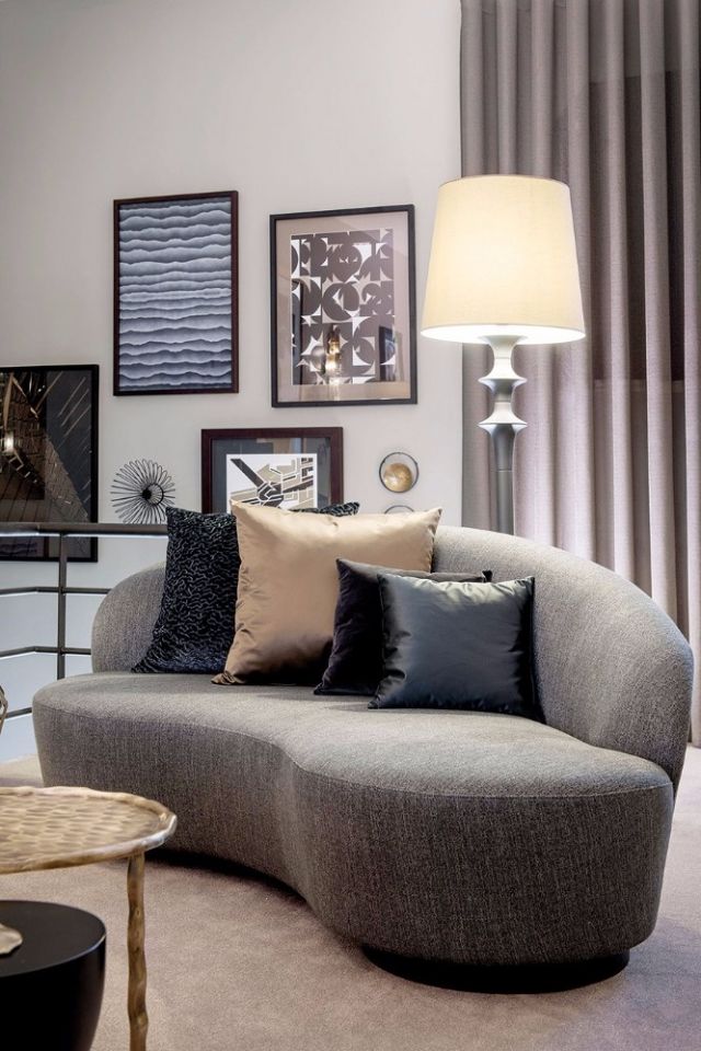 كنبة أنيقة ووسادات بألوان متناقضة ودافئة