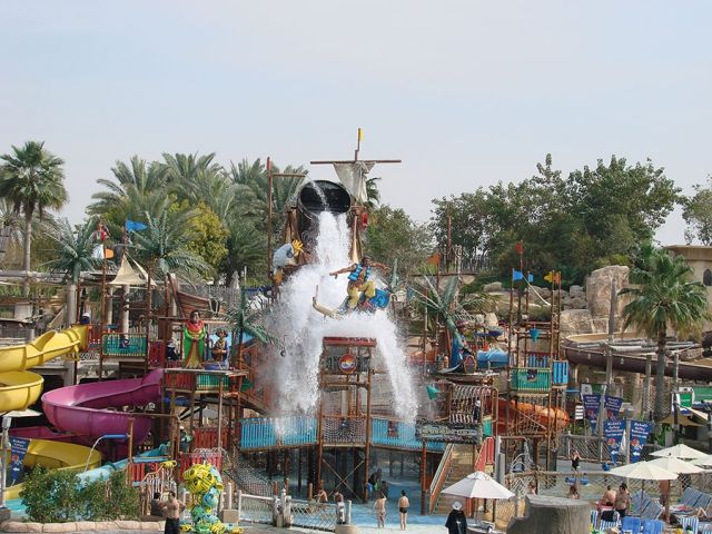 اسبحي مع الدلافين في دبي ثم تزلجي في وسط الصحراء 