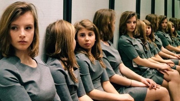 انظر إلى الصورة بدقة.. كم فتاة ترى؟