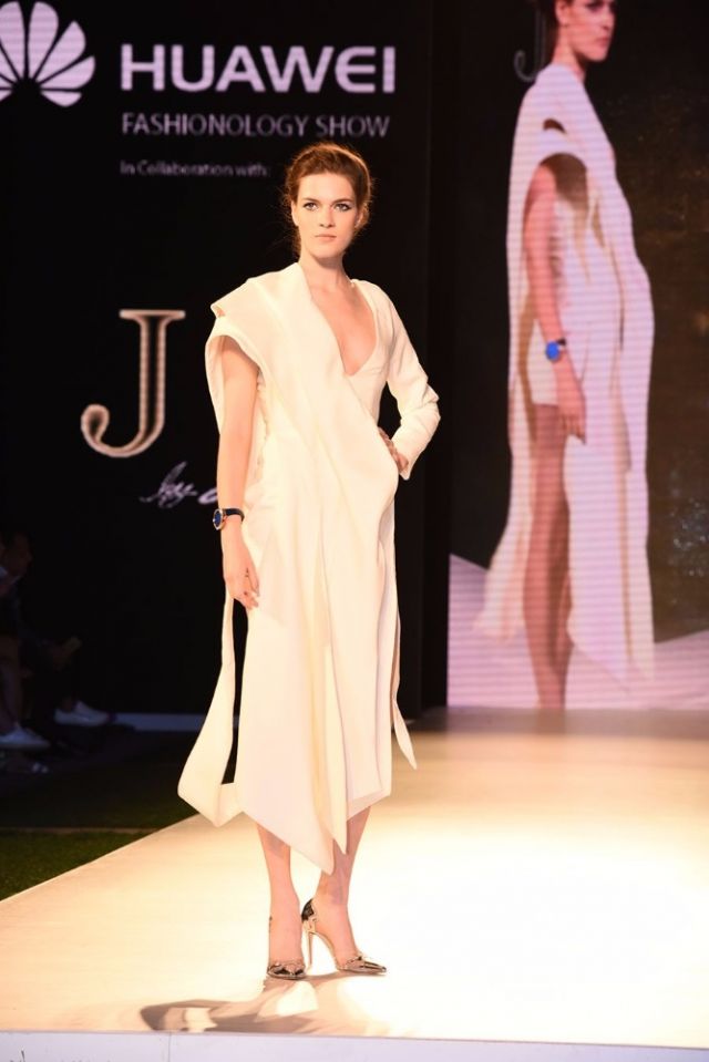 عرض Fashionology بالتعاون مع J