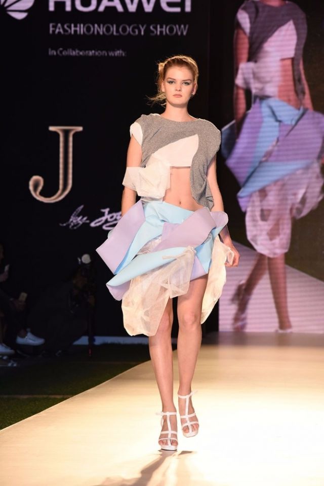 عرض Fashionology بالتعاون مع J