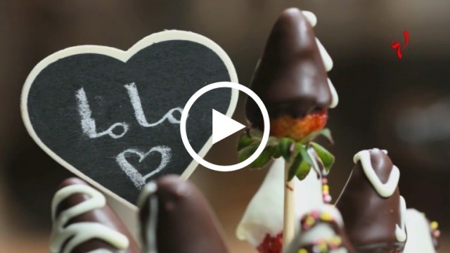 هل تعرفون أن هناك وصفة خاصة ليوم الأم؟؟ تعلّمي اسهل طريقة عمل فراولة الشوكولا!