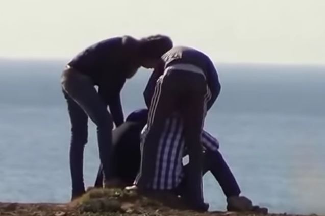 لصان يقطعان جلسة رومانسية بين شاب وصديقته.. شاهدوا ماذا حصل!؟